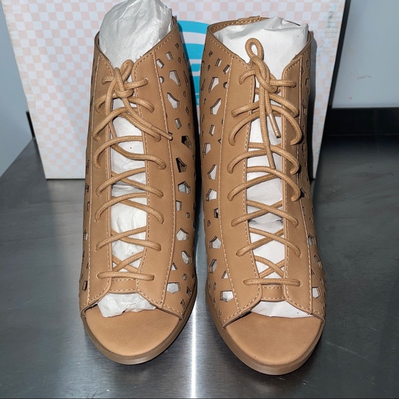 SODA Women’s Laser Cut Block Heel Sandals - Picture 4 of 7